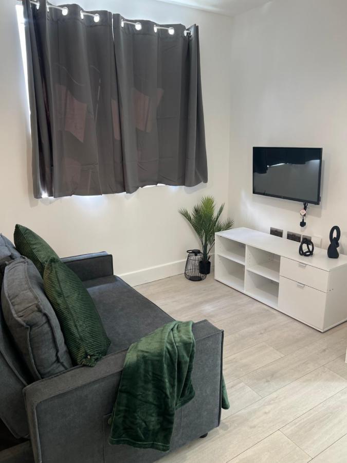2 Bedroom Flat London Exterior photo